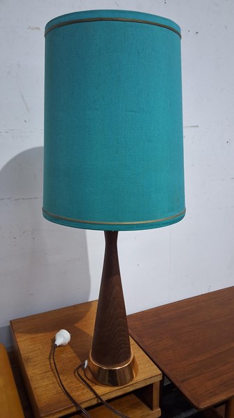 Lot 22 - TABLE LAMP