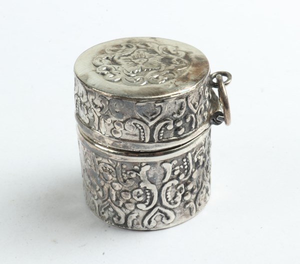 Lot 1070 - SILVER THIMBLE CASE