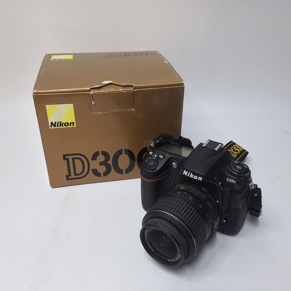 Lot 1262 - NIKON CAMERA