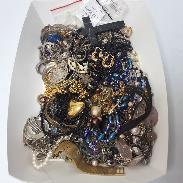 Lot 1095 - COSTUME JEWELLERY