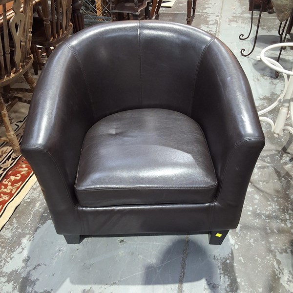 Lot 395 - TUB CHAIR
