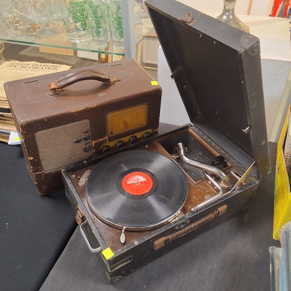 Lot 1186 - GRAMOPHONE AND RADIO