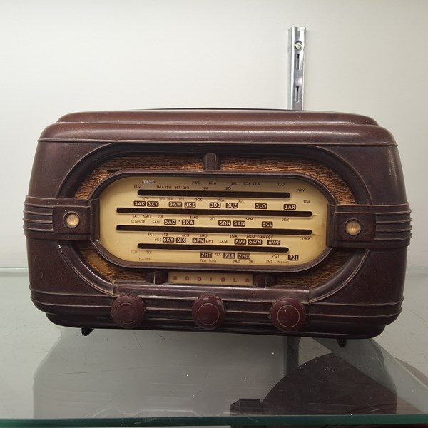 Lot 1329 - MANTEL RADIO