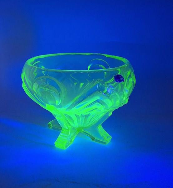 Lot 1214 - URANIUM GLASS