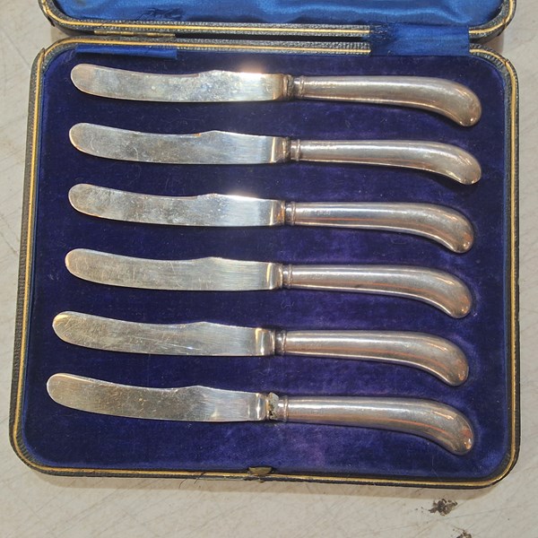 Lot 1052 - CASED KNIVES