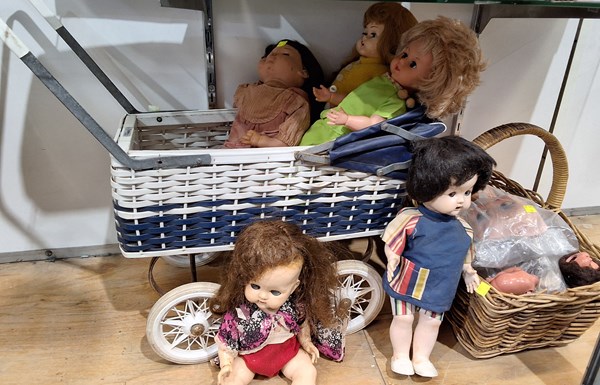 Lot 1405 - VINTAGE DOLLS