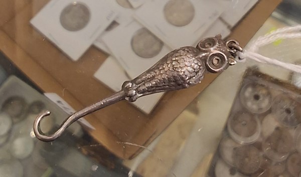 Lot 1062 - BUTTON HOOK