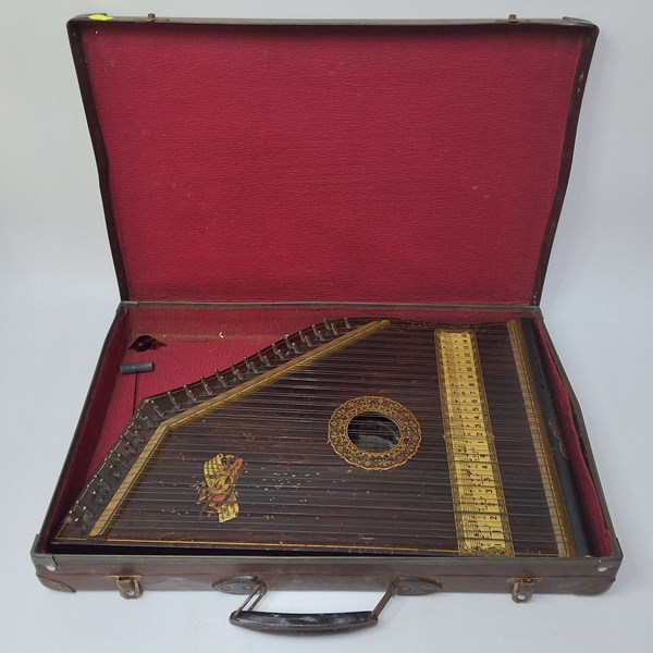 Lot 1334 - MANDOLIN GUITAR