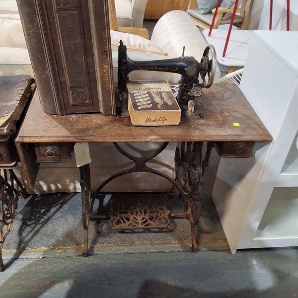 Lot 399 - SEWING MACHINE