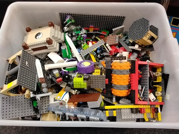 Lot 1217 - QUANTITY OF LEGO BRICKS & PARTS