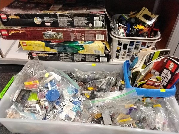 Lot 1241 - ASSORTED LEGO