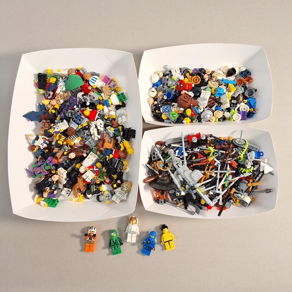 Lot 1225 - LEGO FIGURES & ACCESSORIES