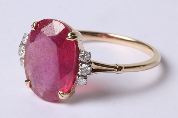 Lot 1058 - GOLD RUBY & DIAMOND RING