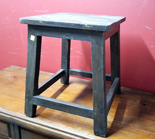 Lot 52 - STOOL