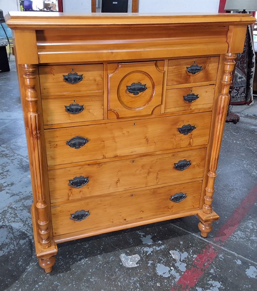 Lot 191 - CHEST OF DRAWERS