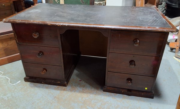 Lot 261 - KNEEHOLE DESK