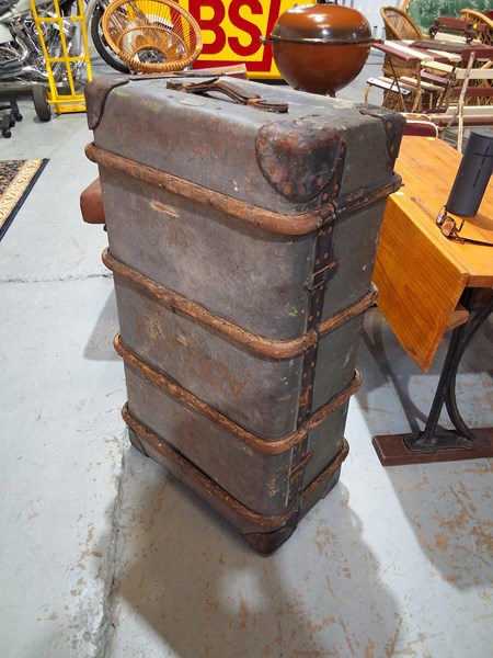 Lot 303 - TRUNK