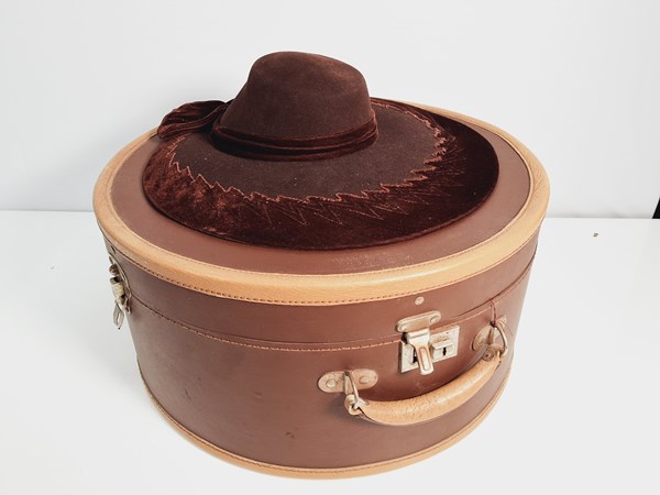 Lot 1249 - HAT BOX AND HAT