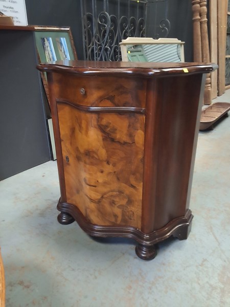 Lot 354 - CABINET