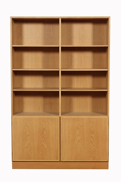 Lot 32 - OAK BOOKSHELF