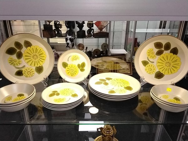 Lot 1177 - MIKASA AVITRA DINNERWARE