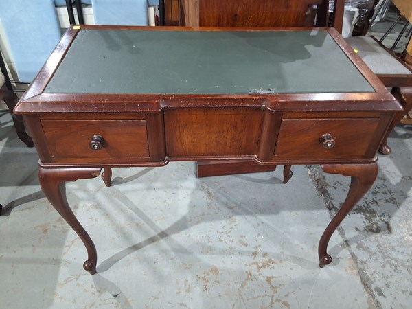 Lot 152 - VICTORIAN WRITING DESK