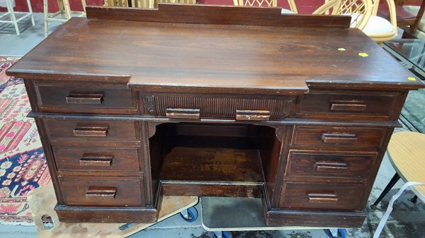 Lot 141 - DESK