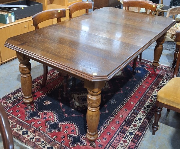 Lot 233 - DINING TABLE