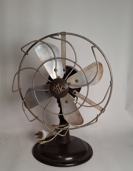 Lot 1336 - BAKELITE DESK FAN
