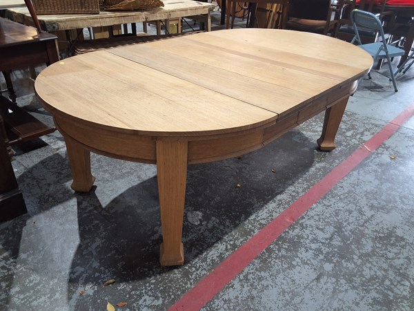 Lot 158 - DINING TABLE