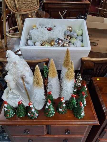 Lot 340 - DECORATIONS