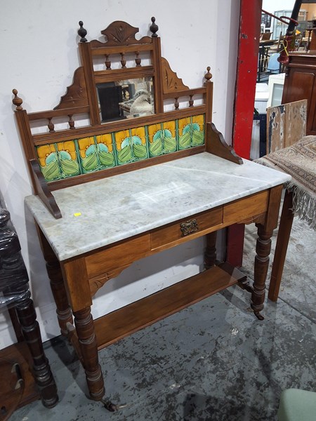 Lot 179 - WASH STAND