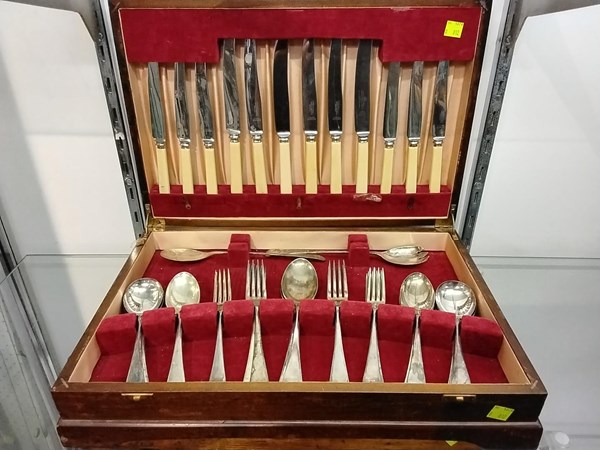 Lot 1279 - FLATWARE