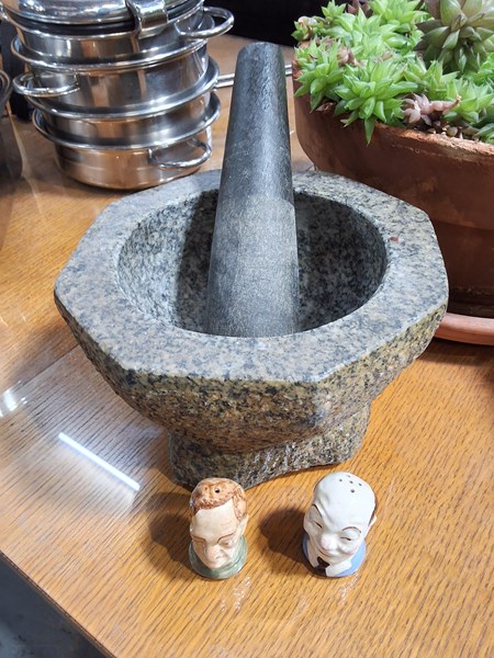 Lot 1259 - MORTAR AND PESTLE