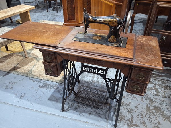 Lot 102 - SEWING MACHINE