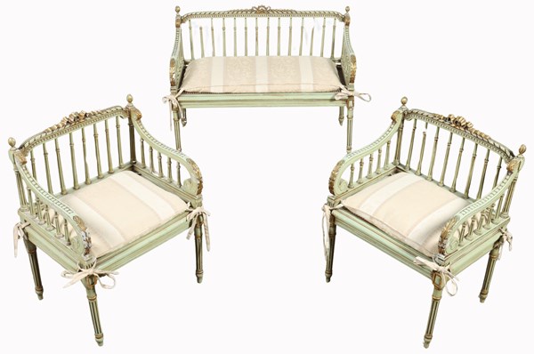 Lot 90 - PARLOUR SUITE