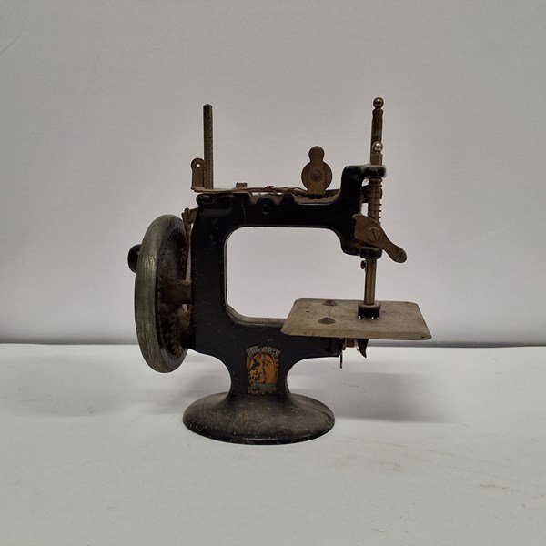 Lot 1202 - SEWING MACHINE