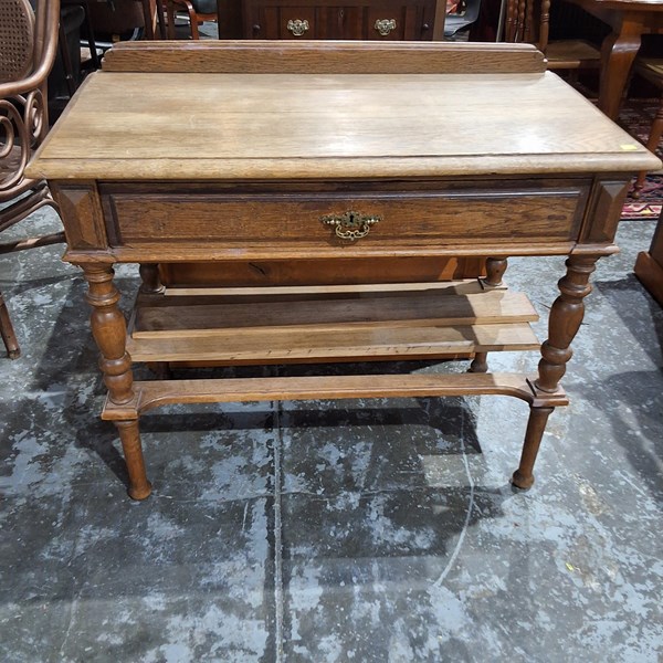 Lot 209 - DESK