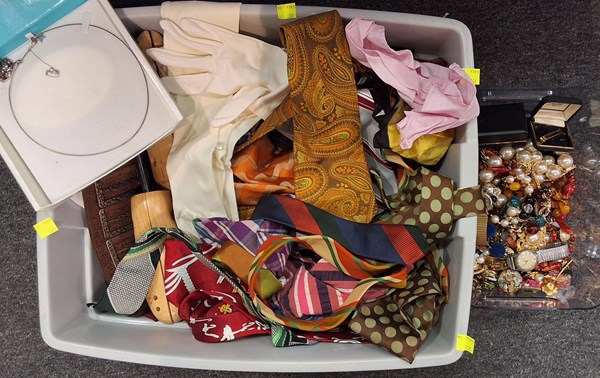 Lot 1286 - FASHIONABLE ACCESSORIES