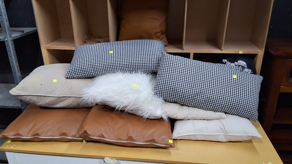 Lot 36 - SOFT FURNISHINGS