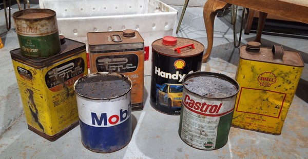 Lot 290 - MOTOR OIL TINS