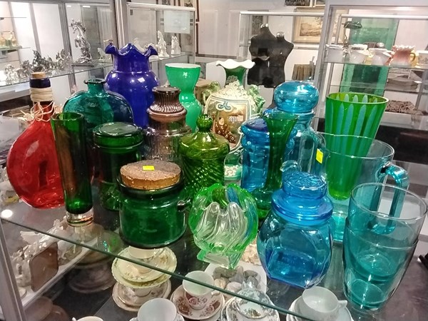 Lot 1322 - COLOURED GLASS VASES, BOTTLES &  JARS