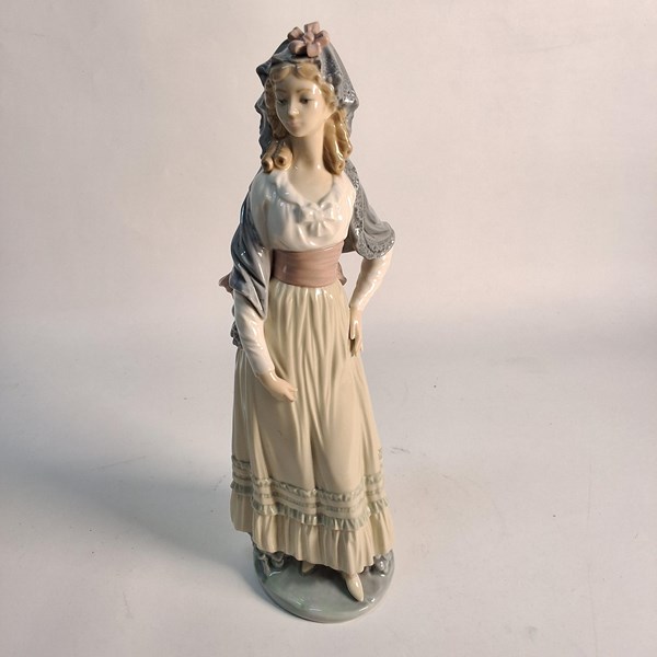 Lot 1273 - LLADRO GOYA LADY FIGURE