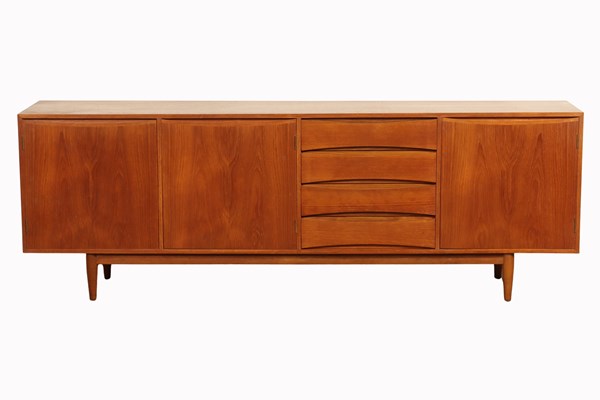 Lot 146 - SIDEBOARD