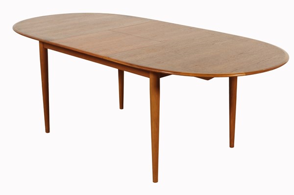 Lot 154 - EXTENSION DINING TABLE