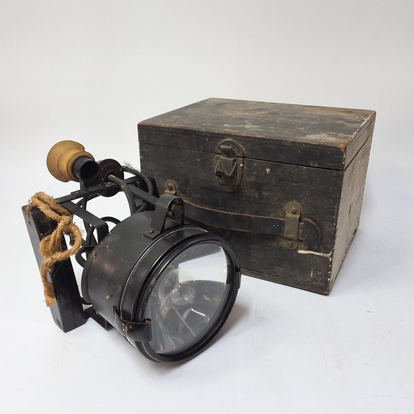 Lot 1329 - SIGNAL LIGHT