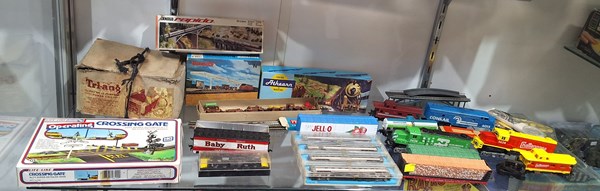 Lot 1444 - TRAINS