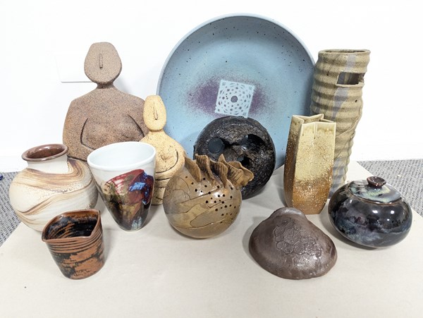 Lot 1207 - POTTERY LOT