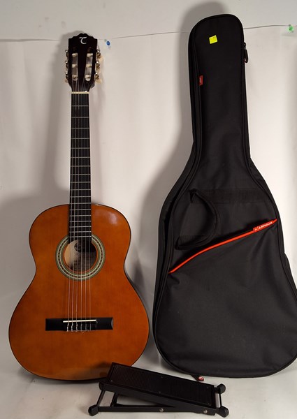 Lot 1415 - DISCOVERY GUITAR