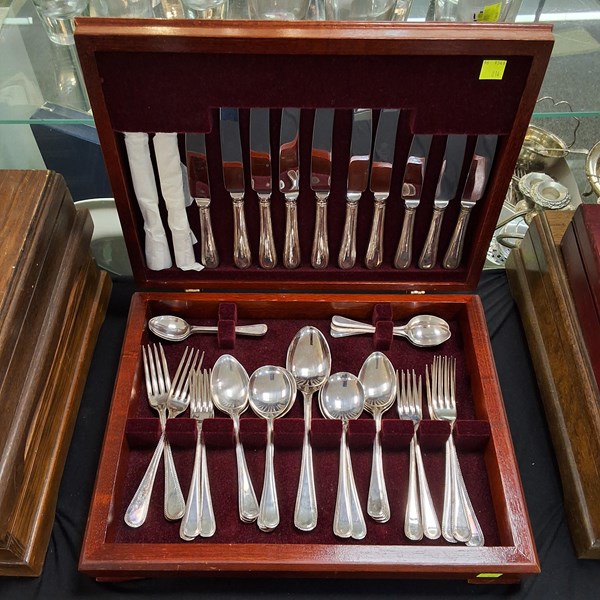 Lot 1323 - CUTLERY CANTEEN